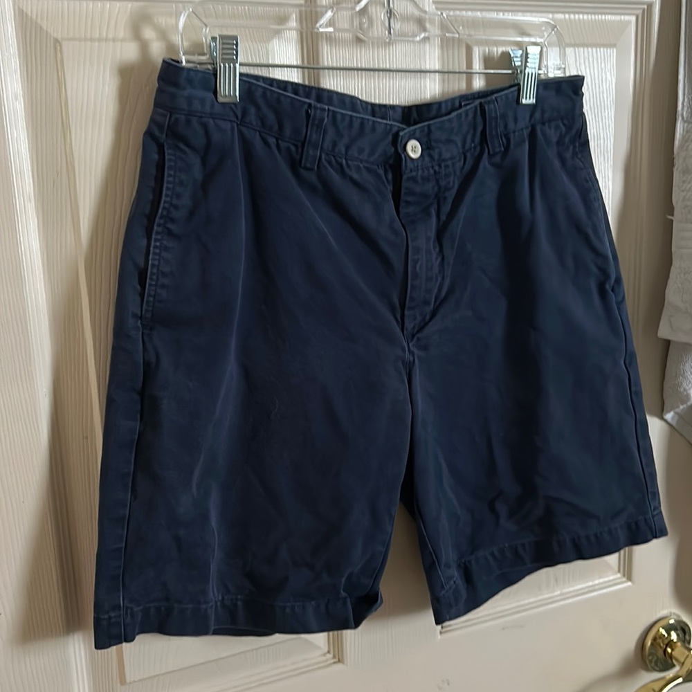 Vineyard vines navy shorts; size 32